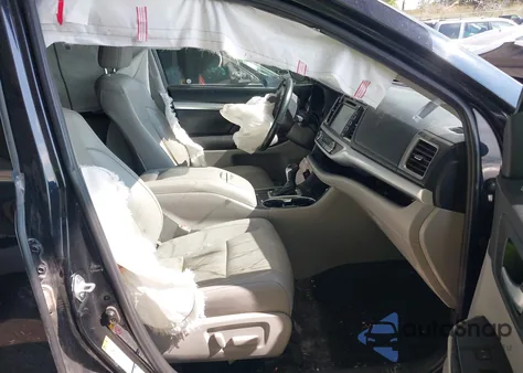 2019 Toyota Highlander Xle from USA, damaged, VIN 5TDJZRFH9KS588802